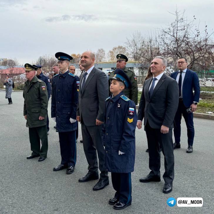 Губернатор Моор встретил нового полпреда Артема Жогу   Новый полпред после своего назначения впервые прибыл в Тюмень. Визит начался с осмотра президентского кадетского училища. URA.RU ведет онлайн-трансляцию визита полпреда.   : Александр Моор