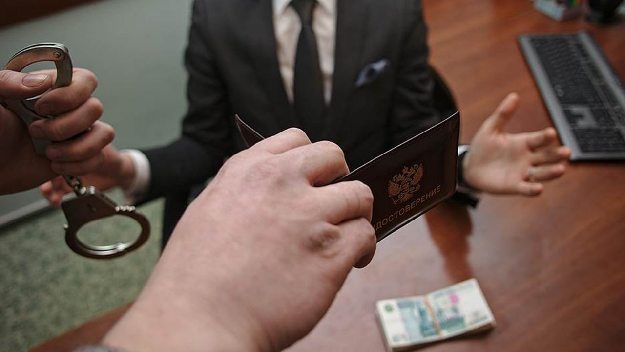 В России вводят уголовное наказание за незаконную регистрацию ИП В России ужесточают правила игры для предпринимателей — теперь за подставную регистрацию ИП грозит не только штраф до 300 тысяч, но и реальный срок до трёх лет. Власти уверены, что это поможет бороться с серыми схемами, когда бизнес-статус используют для отмывки денег и ухода от налогов. Хотя число легальных ИП в Москве только растёт уже 461 тысяча! , новые меры могут слегка охладить пыл желающих открыть бизнес «на подставу». Для честного ритейла это хорошие новости — меньше недобросовестных конкурентов, которые демпингуют за счёт серых схем. Но есть и обратная сторона: некоторые мелкие предприниматели могут перейти в тень, опасаясь случайно попасть под уголовную статью. Особенно это касается сегментов с высокой конкуренцией — от уличной торговли до онлайн-магазинов. В долгосрочной перспективе закон должен оздоровить рынок, но первые месяцы могут быть нервными. Покупателям стоит готовиться к тому, что часть «слишком выгодных» предложений исчезнет, зато возрастёт доверие к легальным продавцам. Главное, чтобы вместе с мошенниками не пострадали обычные предприниматели, которые просто пытаются выжить в непростых экономических условиях