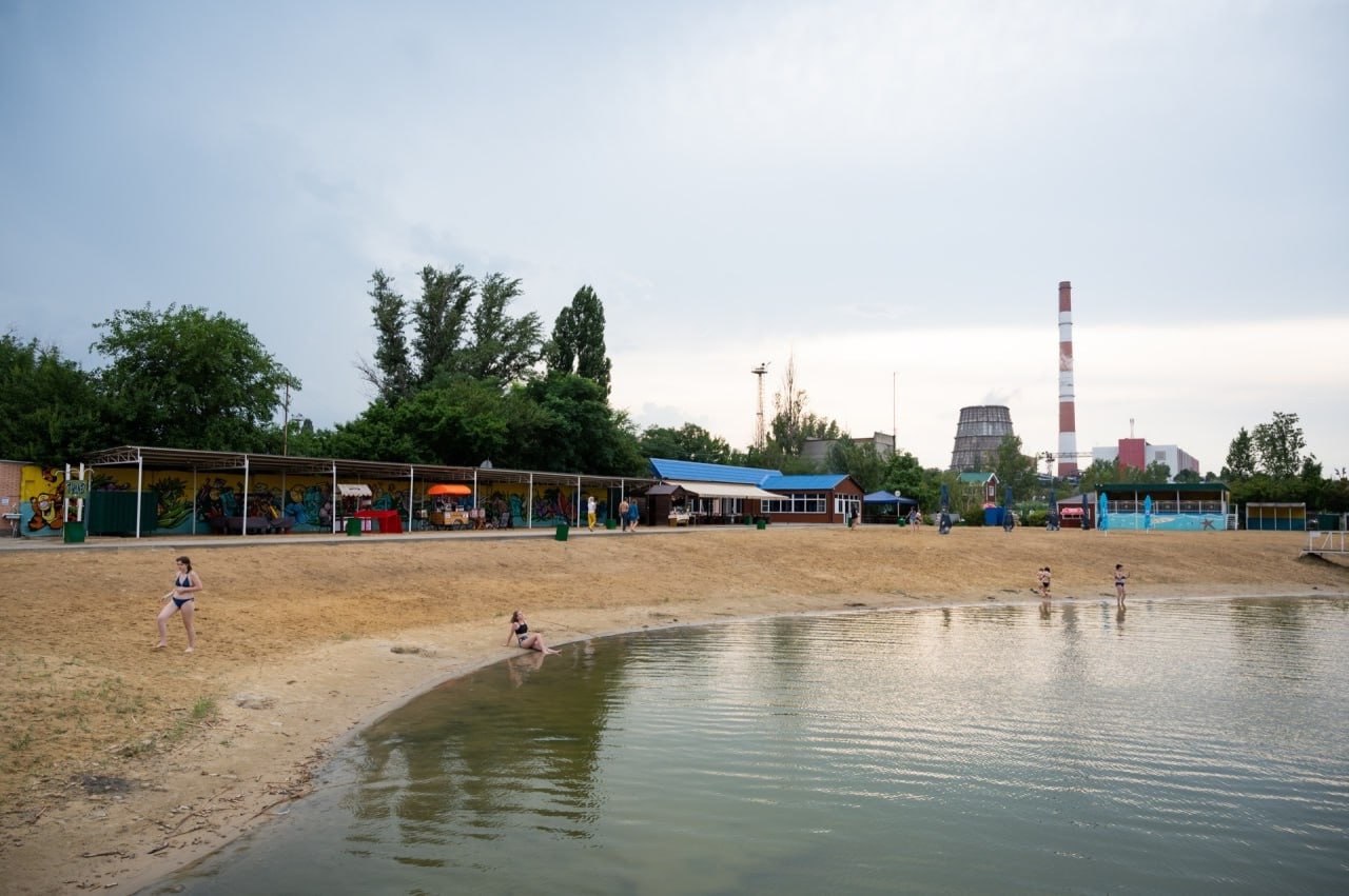 На пляже «Каррера» в Ростове утонул 37-летний мужчина Трагедия произошла 14 июля около полудня на одном из популярных городских пляжей — «Каррера». Как сообщили в региональном управлении МЧС, 37-летний житель Ростова зашел в реку, нырнул и больше не всплыл. Родные попытались найти его самостоятельно, однако поиски не увенчались успехом. Тело мужчины позже обнаружили и извлекли из воды спасатели. По данным спасателей, с начала купального сезона в водоемах Ростовской области уже погибли 12 человек. Подписаться на "Новости Ростова" Прислать новость