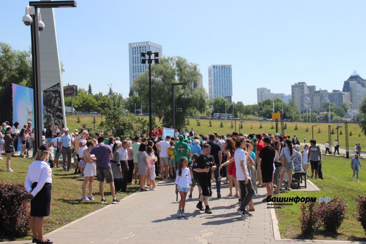 В Уфе раскрыта программа Дня города День города 12 июня в Уфе будет отмечаться на территории всех районов столицы с 12.00 до 20.00. Также жители отпразднуют День России и День Салавата Юлаева. Торжества пройдут в парках культуры и отдыха «Демском», «Первомайском», «Волна», «Кашкадан» и Якутова, на площади Орджоникидзе, в саду Аксакова и других площадках. Первым мероприятием станет традиционное возложение цветов к Монументу Дружбы, стеле «Уфа — город трудовой доблести», памятникам Шайхзаде Бабичу и Салавату Юлаеву. Запланированы выставка достижений предприятий, ремесленная ярмарка и открытый турнир по борьбе корэш. У Русского драмтеатра с 12.00 до 20.00 пройдет большой концерт «Во славу России и любимого города». Еще в рамках дня города откроется городской центр «ПроДобро» для детей с ОВЗ, а ко Дню России наградят победителей конкурса деревянных скульптур «Форма изгиба». 11–12 июня в Уфе организуют Дни Минска, на которых состоится бизнес-форум «Минск и Уфа: побратимство — новый драйвер развития». Кроме того, с 12 по 15 июня состоится масштабный фестиваль еды. Как добавил заместитель мэра Уфы Агарагим Кагиргаджиев, ожидается визит делегации Всемирного ремесленного совета AISBL, где президент организации Саад Аль-Каддуми объявит о присвоении столице Башкирии статуса Всемирного ремесленного города. Моя Уфа. Подписаться Прислать новость