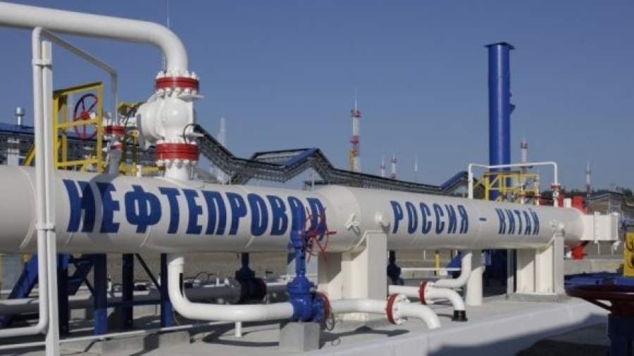 Страх санкций пока сдерживает поставки нефти из России в Китай Расширение санкций в отношении китайских портов и нефтеперерабатывающих заводов душит потоки российской и иранской нефти в страну импортера номер один в мире хотя появляющиеся обходные пути позволяют предположить что замедление может оказаться кратковременным Крупные государственные переработчики приостановили закупки нефти сорта ВСТО составляющей большую часть российского импорта Китая после введения санкций США против производителей ПАО Роснефть и ПАО Лукойл Нападение Вашингтона на нефтяной терминал Жичжао через который проходило около десятой части импорта сырой нефти в Китай также ограничивает поставки из Ирана jkinvest news jkinvest