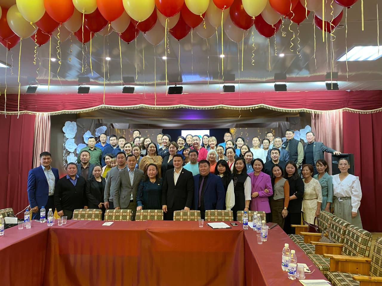 Форум работников культуры заречных районов республики прошел в селе Мындагай На мероприятии участники представили успешные проекты направленные на развитие культуры в сельских населенных пунктах В рамках форума обсуждались важные вопросы такие как поддержка культурных инициатив на местах сохранение народных традиций и повышение доступности искусства для жителей отдаленных населенных пунктов Участники также делились опытом привлечения молодых специалистов и создания условий для самореализации каждого жителя Подробнее читайте по ссылке yk24 ru в MAX Telegram ВК VK Видео