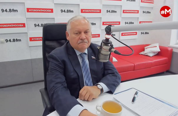 Депутат Затулин призвал принимать в школы детей мигрантов без знания русского языка В противном случае их будут воспитывать секты и улицы. Таким мнением в эфире радиостанции «Говорит Москва» поделился первый зампред комитета Госдумы по делам СНГ, евразийской интеграции и связям с соотечественниками Константин Затулин. Есть замечательный закон, которым мы время от времени хвалимся, о том, что вот мы не пустим плохо знающих русский язык детей в наши школы. Чтобы они наши школы не совратили. Я считаю, это заблуждение ума как минимум. Потому что на самом деле те, кто плохо знают русский язык, их надо учить русскому языку именно в школах и воспитывать их надо там. Если мы не хотим, чтоб их воспитывали секты или на улице в подворотне или на рынке.