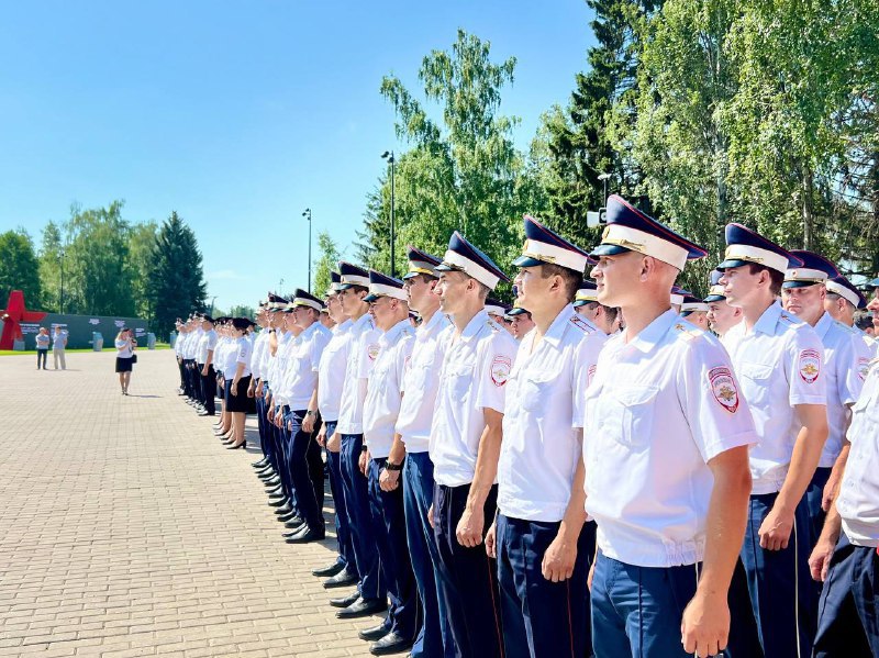 Вместе с коллегами из правительства Омской области и Омского городского Совета поздравили личный состав и ветеранов Госавтоинспекции Омской области и города Омска с профессиональным праздником. Торжественное мероприятие прошло на территории парка им. 30-летия Победы. Вручили лучшим сотрудникам ГИБДД благодарственные письма, пожелали успешного несения службы, спокойных дежурств, семейного благополучия. Мы ценим труд каждого, кто помогает омичам на дороге, следит за соблюдением Правил дорожного движения, предотвращает правонарушения, спася тем самым жизни людей.