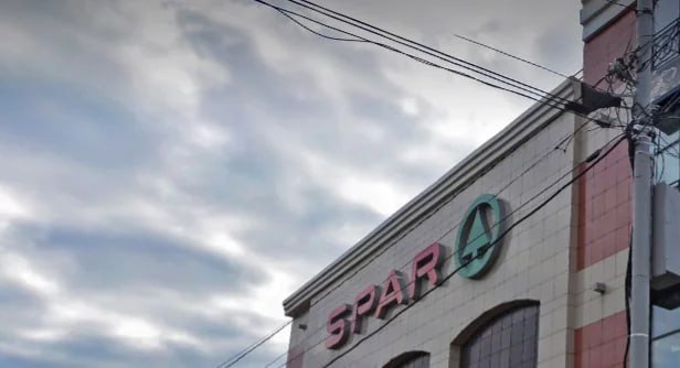 Вместо SPAR – «Пятерочки». В правительстве обсудили поглощение бизнеса   На данный момент в девяти из 44 торговых точках ведутся ремонтные работы и ребрендинг. По плану, в течение 2,5 месяцев — к июню 2025 году — все магазины сети перейдут на новый формат.   Увольнение сотрудников, по словам замминистра промышленности и торговли Александра Ильинского, не планируется.   Губернатор Тульской области Дмитрий Миляев поручил контролировать процесс перехода, чтобы покупатели своевременно получали информацию об изменениях.