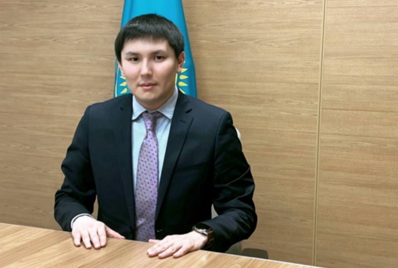 Информируем что Ерхан Таткен завершил свою работу в должности пресс секретаря акима Западно Казахстанской области Наримана Турегалиева В разные годы Таткен работал журналистом в Агентстве Хабар главным экспертом пресс службы Министерства информации и коммуникаций РК Министерства общественного развития РК Возглавлял пресс службу Агентства РК по делам госслужбы а также занимал должность пресс секретаря Министерства цифрового развития инноваций и аэрокосмической промышленности РК работал в структуре национальной компании Qazaq Gaz С декабря 2023 года возглавил пресс службу акимата области и считался одним из доверенных лиц в команде акима региона Эксперты отмечают четкую работу акиматовской пресс службы в период весеннего паводка 2024 года когда было обеспечено своевременное информирование населения Ожидается что Таткен будет работать на новом месте в Астане informatorkz