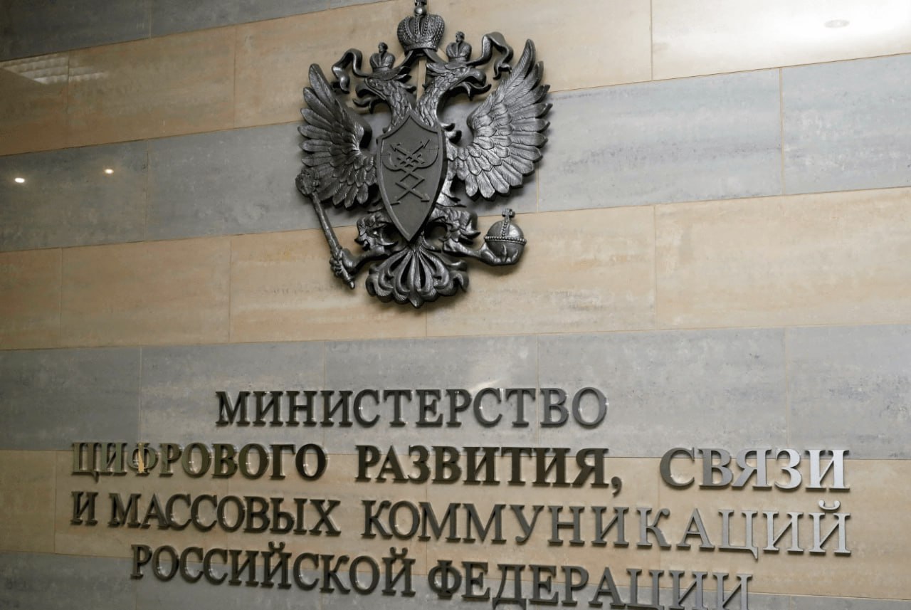Регистрация по QR-коду для иностранных туристов Новые правила въезда для граждан безвизовых стран, вступающие в силу с 30 июня, вызвали обеспокоенность в туристической отрасли. Согласно постановлению правительства, иностранцы должны будут проходить цифровую регистрацию через приложение «Госуслуги RuID» и предъявлять QR-код на границе. Однако, как сообщили туроператорам на совещании в Минцифры, для туристов эта мера будет носить добровольный характер. «Первоначально включение туристов в список было необходимо для тестирования новой системы. Но для них получение QR-кода станет дополнительной опцией, а не обязательным требованием», — уточнили в министерстве. Как отметил глава Экспертного совета РСТ Николай Литаренко, новость о смягчении требований была воспринята турсообществом с облегчением: «Важно, чтобы информация об этом была своевременно доведена до Погранслужбы, ведь именно она встречает организованные группы на границе». Таким образом, введение цифровой регистрации не затронет въездной туризм — и не станет барьером для организованных потоков. Официальные разъяснения ожидаются ближе к концу июня. Все подробности — в материале RTN.