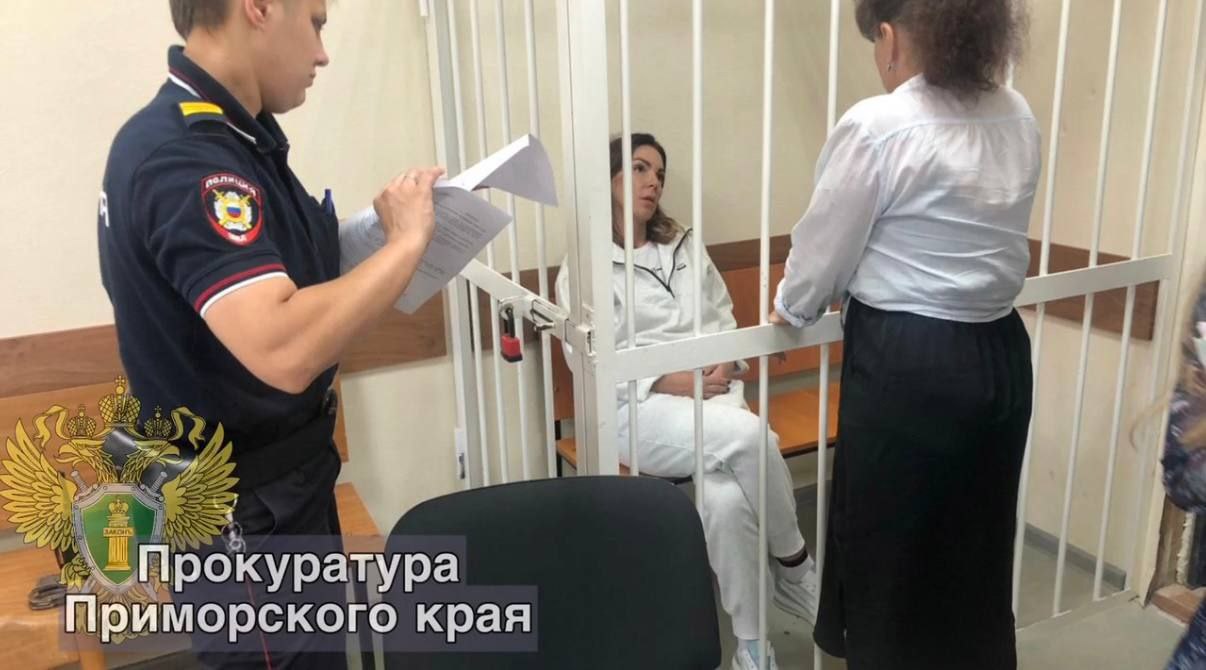 В Приморье раскрыта фиктивная регистрация 21 тысячи мигрантов — на скамье подсудимых полиция и банда  По версии следствия, в 2023–2024 годах во Владивостоке Асланбек Умиров организовал устойчивую вооружённую группу, в которую вошли пять иностранных граждан. Участники банды нападали на мигрантов, избивали их, стреляли из травматического оружия и вымогали деньги. Общая сумма похищенного превысила 700 тысяч рублей.  Параллельно один из участников банды и сотрудники миграционного управления УМВД организовали схему фиктивной легализации мигрантов. При попустительстве начальника управления в Уссурийске и Владивостоке с апреля по август 2023 года фиктивно были зарегистрированы свыше 21 тысячи человек.  Все сотрудники полиции уволены. Организатор банды, четыре её участника и бывший начальник управления находятся под стражей.