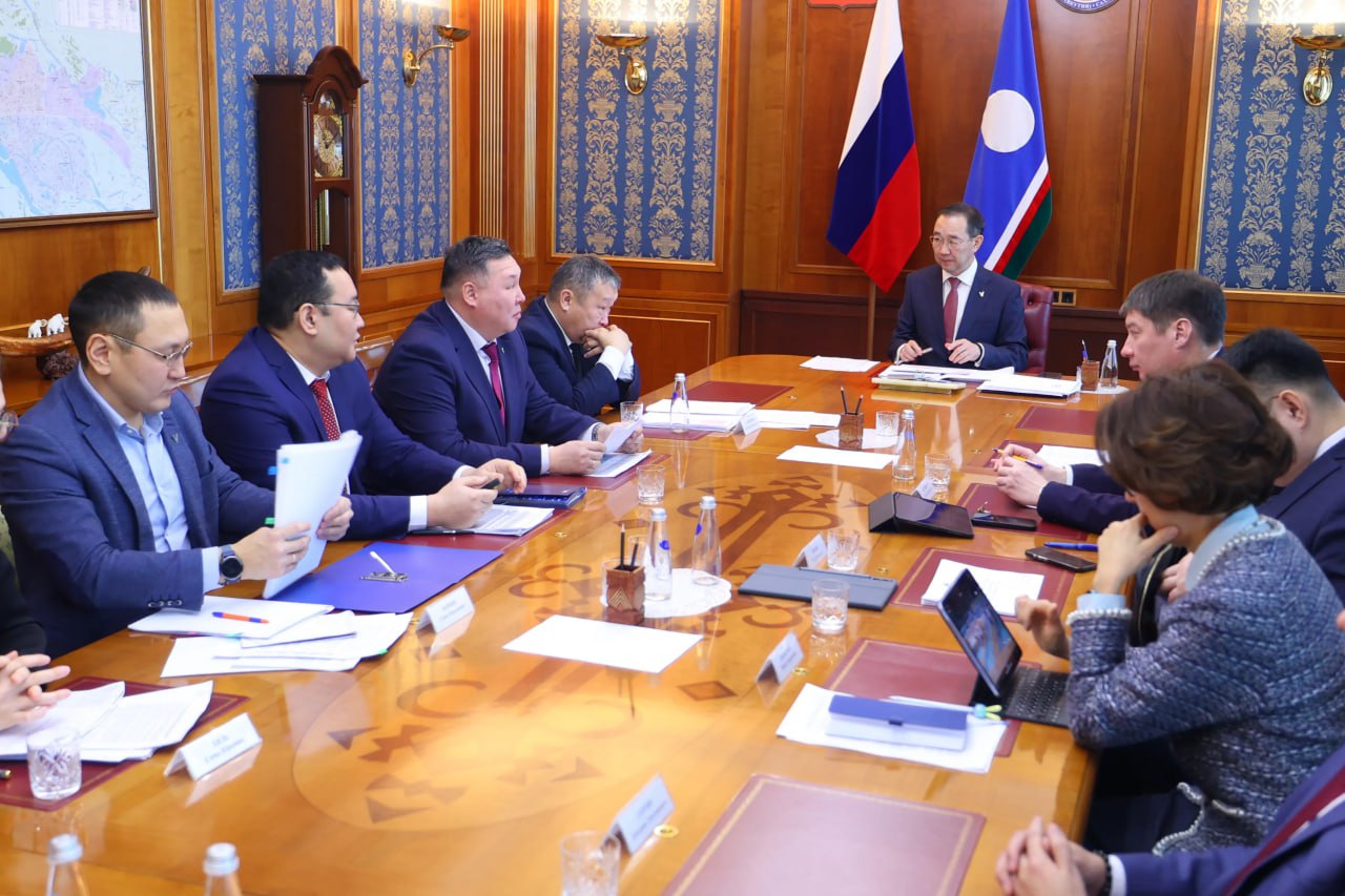 Итоги 2025 года и задачи на 2026 й авиакомпания Якутия на совещании у Главы республики 21 января Глава Якутии Айсен Николаев провёл рабочее совещание на котором рассмотрел предварительные итоги финансово хозяйственной деятельности за 2025 год и планы на 2026 год АО Авиакомпания Якутия Авиакомпания Якутия в 2025 году обеспечила стабильную и безопасную эксплуатацию воздушных судов и выполнение регулярных рейсов Компания занимает 18 место среди 51 российской авиакомпании по количеству перевезенных пассажиров Ключевые показатели работы за 2025 год Общий объем пассажирских перевозок составил 501 4 тысячи человек В рамках выполнения социальных обязательств перевезено 124 тысячи субсидированных пассажиров по региональным федеральным и код шер программам Выполнялись полеты по 41 регулярному маршруту в том числе на социально значимые и внутрирегиональные направления Осуществлены перевозки на Эльгинское месторождение воздушными судами типа Boeing 737 общий объем свыше 37 000 пассажиров Реализованы проекты цифровизации и внедрены IT решения для повышения эффективности управления Обеспечена безопасная и устойчивая работа в условиях внешних ограничений выполнен комплекс сложных технических обслуживаний и ремонтов собственными силами О задачах на 2026 год Главной задачей на 2026 год является сохранение объемов перевозок и дальнейшее развитие компании Планируется обеспечить 22 345 часов налета и перевезти 526 тысяч пассажиров Приоритетом остаются безопасность полетов и регулярность рейсов на уровне не ниже 90 6 Глава республики Айсен Николаев обозначил приоритеты и поставил задачу по дальнейшему развитию и укреплению позиций компании Авиакомпания Якутия нацелена на выполнение поставленных задач и продолжит обеспечивать надежное воздушное сообщение для жителей и гостей республики Фото Андрей Сорокин ЯСИА