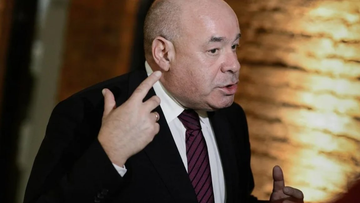 Троллинг как норма  Спецпредставитель Президента РФ по международному культурному сотрудничеству Михаил Швыдкой в колонке для «Российской газеты» предложил вернуть цензуру, которой бы занимались «тысячи просвещённых слуг государства». По задумке экс-министра культуры, только цензура «может сохранить здоровую обстановку в творческой среде». «Вполне возможно, меня мучает ностальгия. Но... в существовании цензурного ведомства была своя логика. Предварительная цензура защищала от карательной. Раз в месяц один из замов главного редактора журнала "Театр", где имел честь служить с 1973 по 1990 год, укладывал в портфель верстку очередного номера и отправлялся к цензорам из Главного управления по охране гостайн в печати при Совмине СССР. Он оставлял ее на несколько дней, а затем забирал, украшенную штампом, разрешающим номер к печати. Чаще верстка была без правок».   По его словам, цензоров в СССР отличала «крайняя доброжелательность», они были «в высшей степени образованны и сведущи в разных литературных и научных премудростях», а также «прекрасно ориентировались в том, что должно, а что не должно знать гражданам нашей прекрасной страны».  4  5  6   Высказывание чиновника прямо противоречит конституции. Ну да бог с ней, это же личное мнение. О тех временах, когда он был моложе и в которые многим так хочется вернуться. Жаль, что невозможно ‍