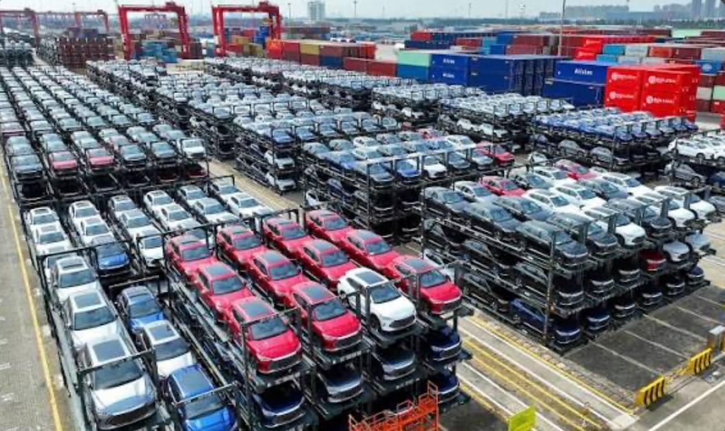 Крупнейший в мире производитель электромобилей китайская компания BYD подала иск в американский суд с требованием компенсировать уплаченные пошлины введённые во время президентства Трампа передает агентство Блумберг со ссылкой на судебные документы По данным агентства американское подразделение BYD 26 января обратилось в Федеральный суд США по международной торговле заявив что пакет исполнительных указов на основании которых были введены тарифы является недействительным а значит и их взимание незаконным Как напоминает Блумберг Верховный суд США пока не вынес решения о законности пошлин Трампа При этом число компаний оспаривающих их в судебном порядке уже превысило тысячу среди них Costco Wholesale и Goodyear Tire Rubber