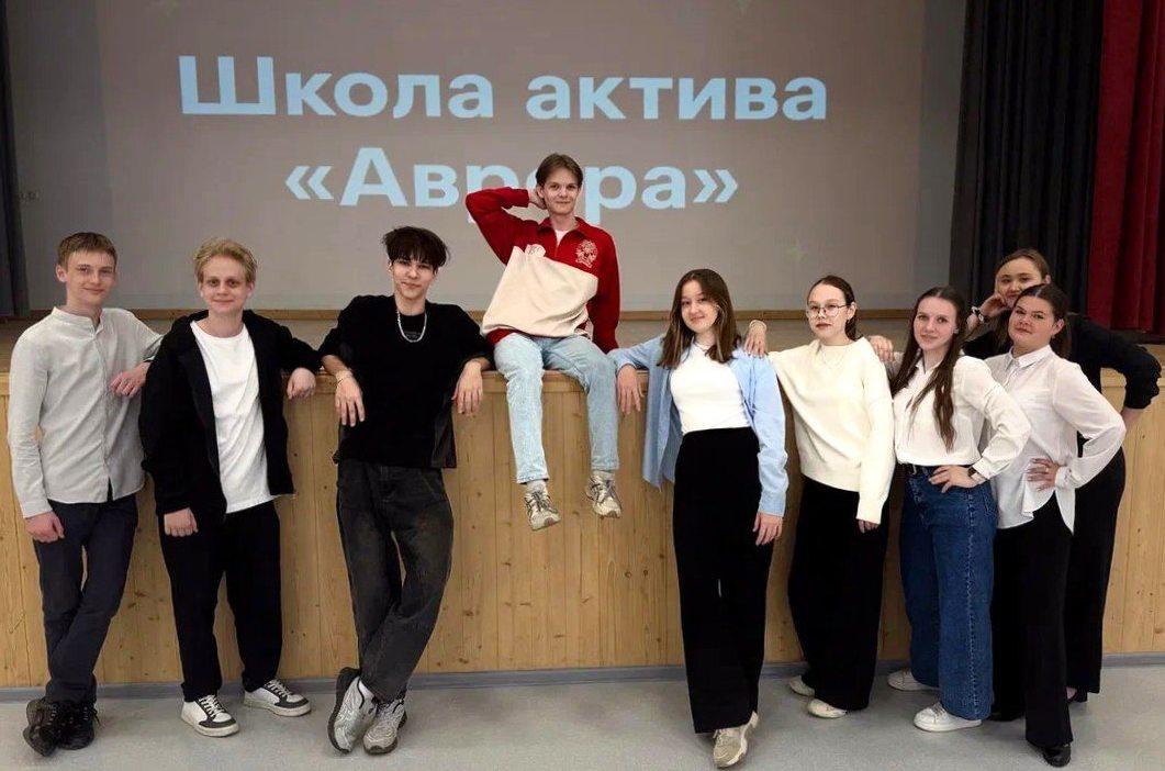 В Президентской академии в Саратове подвели итоги первого года реализации федерального проекта «Обучение служением» В проект были вовлечены все студенты первого курса филиала Что было сделано заключено 23 соглашения с социальными партнерами: НКО, общественными организациями, школами, музеями реализовано 57 социальных проектов для разных целевых групп, включая детей-сирот, школьников, студентов Образовательный проект «Обучение служением» позволил нам начать формировать уникальное сообщество молодых людей, которые осознают важность и необходимость социальной активности, в том числе и в формате проектной деятельности. Считаю, что наши студенты, которые прикоснулись к значимым социальным проблемам и попробовали их решить, сохранят этот навык к поиску инновационных подходов к решению сложных задач для профессиональной деятельности и повседневной жизни. В следующем учебном году лучшие представители проектных команд этого года станут наставниками для своих младших коллег, поделятся своим опытом и успехами — рассказала старший преподаватель кафедры социологии и социальной политики филиала Виктория Шацилло «Обучение служением» – это уникальный образовательный подход, благодаря которому в рамках учебного процесса студенты реализуют проекты по решению реальных общественно значимых задач совместно с НКО, государством и бизнесом #Академия_ВсяРоссия #Академия_Саратов