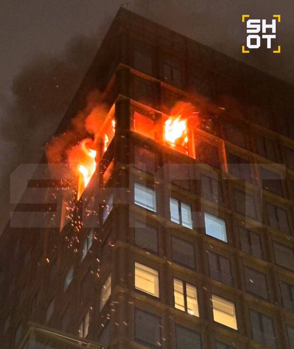 В одном из корпусов ЖК Lucky произошло возгорание На место прибыли подразделения МЧС специалисты работают внутри квартиры Точные обстоятельства и причины возгорания устанавливаются  Пожар полностью ликвидирован пострадавших нет Роман Поляков Новостройки Москвы Консультация