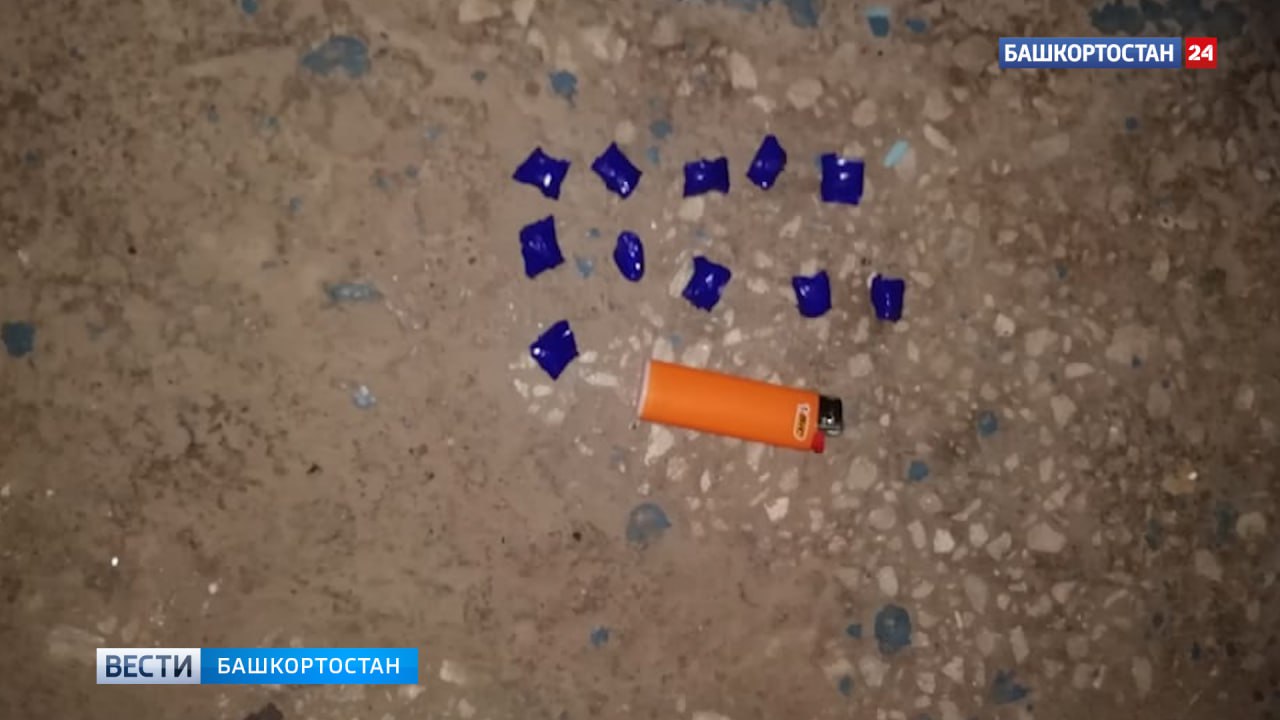 В Башкортостане задержали 17-летнего студента колледжа с десятками пакетиков наркотиков Юноша нашел предложение о заработке курьером в интернете В Нефтекамске студент колледжа задержан за распространение наркотиков через закладки. Задержание произошло на улице Социалистическая. При досмотре у него нашли 22 пакетика с синтетическим наркотиком. В телефоне обнаружили фотографии тайников, где изъяли ещё несколько пакетиков. Общая масса изъятого наркотика составила более 10 граммов. По предварительным данным пресс-службы МВД по РБ, юноша нашел предложение о заработке курьером в интернете и перечислил залог в 5 тысяч рублей. После получения «товара» он разложил его по тайникам и получил такую же сумму. Вскоре его задержали сотрудники полиции. Материалы дела переданы в следственные органы. Подписаться Сообщить новости