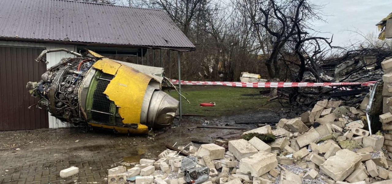 Ой, как неудобно вышло! В Вильнюсе закончили расследование авиакатастрофы самолета грузового самолета компании DHL, который рухнул на город в конце ноября 2023 года. Единственной версией крушения называют ошибку пилота.  Следователи пришли к выводу, что виноват человеческий фактор, прежде всего сыграло роль уменьшение компанией времени отдыха пилотов между рейсами.  А сколько литовские власти верещали о российском следе! Разумеется, извиняться за свои обвинения никто даже не станет.  Обсуждение   Прислать новость