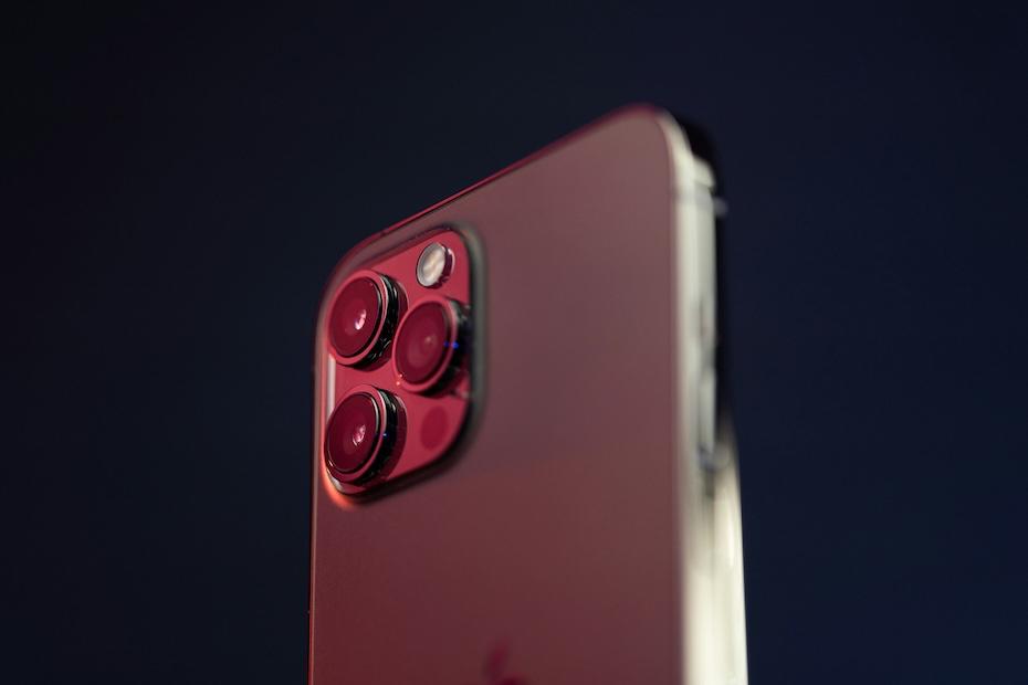 Это приложение приносит на iPhone коронную опцию Google Pixel, причем совершенно бесплатно Компания Adobe выпустила новое iOS-приложения для фотосъемки. Оно называется Project Indigo и использует при съемке алгоритм «вычислительной фотографии» от Марка Левоя — из смартфонов Pixel. При съемке захватывается до 32 кадров, а потом они объединяются для снижения шума, лучшего динамического диапазона и более чистых теней. Также есть ручные настройки ISO, баланса белого, выдержки и так далее. Приложение можно установить на iPhone 12 Pro, iPhone 12 Pro Max, iPhone 13 Pro, iPhone 13 Pro Max, а также на iPhone 14 и более новые модели под управлением минимум iOS 18.5. Однако наилучшие результаты можно получить с iPhone 15 Pro и более новых моделей. Любопытно, что для Android утилита пока недоступна.