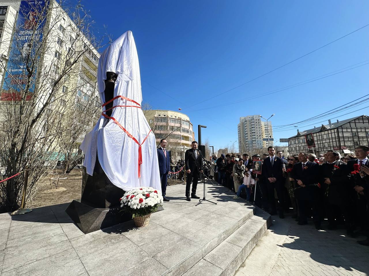 #Победа80 В Якутске открыли памятник Герою Советского союза Федору Попову В торжественном открытии приняли участие Глава Республики Саха Якутия Айсен Николаев, глава города Якутска Евгений Григорьев, а также глава Мегино-Кангаласского улуса Владимир Тихонов, родственница героя Евдокия Борисова.