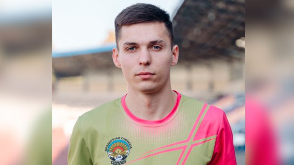 В Подольске во время футбольного матча внезапно умер 26-летний игрок На 60-й минуте Артем Калмыков потерял сознание и скончался до приезда скорой.Футболист подольского клуба «Парковый» Артем Калмыков скончался во время матча, сообщила серпуховская спортивная школа «Талант». Это случилось 28 июня во время игры десятого тура чемпионата Московской области по футболу Лиги В?3, передает РИА Новости. Встречались команды «Парковый» и «Нара» результат матча - 7:2 в пользу «Паркового» . На 60-й минуте Артем Калмыков потерял сознание. Его вынесли за пределы поля. Там футболиста пытался реанимировать спортивный врач, но безуспешно. Артем скончался до приезда бригады скорой помощи. Калмыков - воспитанник академии футбольного клуба «Заря» Луганск . Он выступал за подмосковные команды «Владычная слобода»... Подробнее>>>