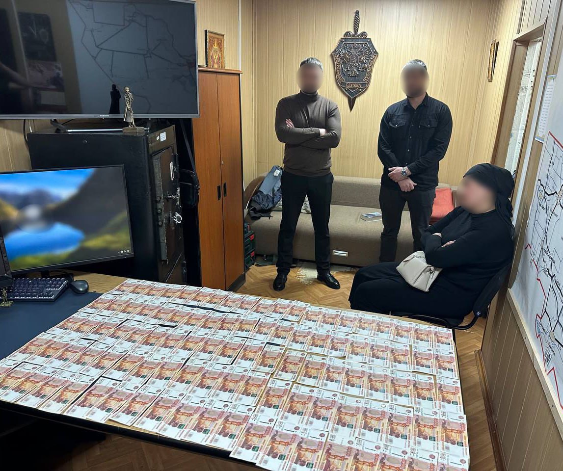 Жительница Нефтекумска подозревается в мошенничестве и попытке дать взятку сотруднику ФСБ УФСБ России по Ставропольскому краю установлено, что в декабре 2024 года злоумышленница намеревалась похитить 4,9 млн рублей ООО СК «Сбербанк страхование жизни», предоставив поддельные документы о смерти мужа, с внесенными ложными сведениями о дате и причине смерти. Страховщики выявили факт несоответствия данных и обратились к силовикам. Выяснилось, что женщина ранее обратилась к местному судмеэксперту, который за 5000 рублей выдал ей справку о смерти ее мужа с заведомо ложными сведениями. Позднее женщина предложила сотруднику оперативного подразделения УФСБ взятку в 500000 рублей за прекращение в отношении нее проверки по факту попытки незаконного получения страховой выплаты. При передаче денег злоумышленница была задержана с поличным. Сейчас в отношении женщины возбуждены уголовные дела, расследование продолжается. А уголовное дело в отношении судмедэксперта уже направлено в суд.