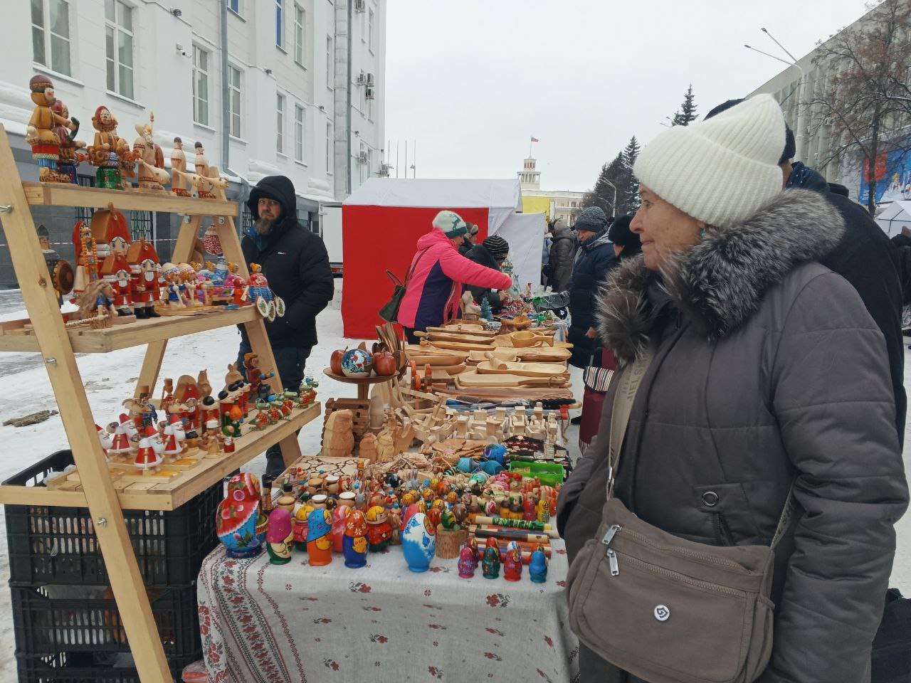 Завтра, 20 декабря, в Кузбассе пройдут предновогодние сельскохозяйственные ярмарки   Представят широкий ассортимент молочной, мясной, хлебобулочной и кондитерской продукции. Торговля будет организована в Кемерове, Новокузнецке, Белове, Прокопьевске, Киселевске, Анжеро-Судженске и Междуреченске.      Вести-Кузбасс