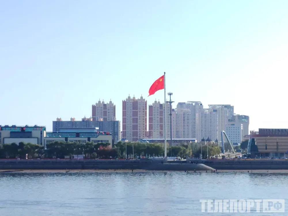 Лечиться в соседний с Благовещенском китайский Хэйхэ все чаще едут россияне За год в больнице традиционной китайской медицины в Хэйхэ пролечились около 2 тысяч россиян Количество российских пациентов обратившихся за помощью в больницу традиционной китайской медицины в приграничном китайском городе Хэйхэ в 2025 году выросло на 180 пишет Biang ru За год медицинское учреждение приняло более 2 тысяч пациентов из России Чаще всего причинами обращения россиян становятся боли в суставах позвоночные грыжи а также нарушения сна Для лечения китайские специалисты применяют моксотерапию иглоукалывание и массаж В целом турпоток из России в Китай заметно вырос По данным управления пограничного контроля Хэйхэ только в октябре и ноябре 2025 года число въехавших российских туристов выросло на 39 85 и 79 88 соответственно В результате доходы туристической отрасли города за год увеличились в среднем на 20 ТЕЛЕПОРТ РФ здесь все об Амурской области  Мы в МАХ  Написать нам