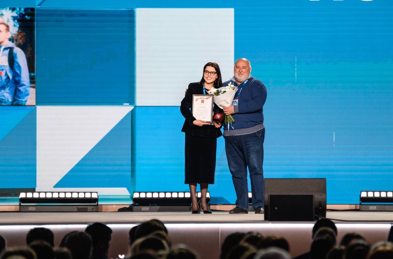 ВОЛОНТЁРОВ ПОБЕДЫ ОТМЕТИЛИ НА ФЕДЕРАЛЬНОМ УРОВНЕ Руководитель Волонтëров Победы Нижегородской области Мария Самоделкина за значительный вклад в подготовку мероприятий мемориальную работу и патриотическое воспитание молодёжи награждена памятной медалью президента России Владимира Путина 80 лет Победы в Великой Отечественной войне 1941 1945 годов Также ей вручили благодарность от руководителя администрации президента Антона Вайно За активное участие в подготовке и проведении мероприятий посвященных 80 й годовщине Победы в Великой Отечественной войне 1941 1945 годов Как отметила Мария Самоделкина эти награды заслуга всей команды Волонтеров Победы Ведь нижегородские Волонтеры Победы снова стали лучшими в стране и каждый год доказывают свое лидерство Спасибо моей команде и всем кто верит и делает добрые дела вместе с нами Благодарю за доверие и поддержку губернатора Глеба Никитина и руководство Всероссийского общественного движения Волонтёры Победы Без них ничего не было бы прокомментировала Самоделкина