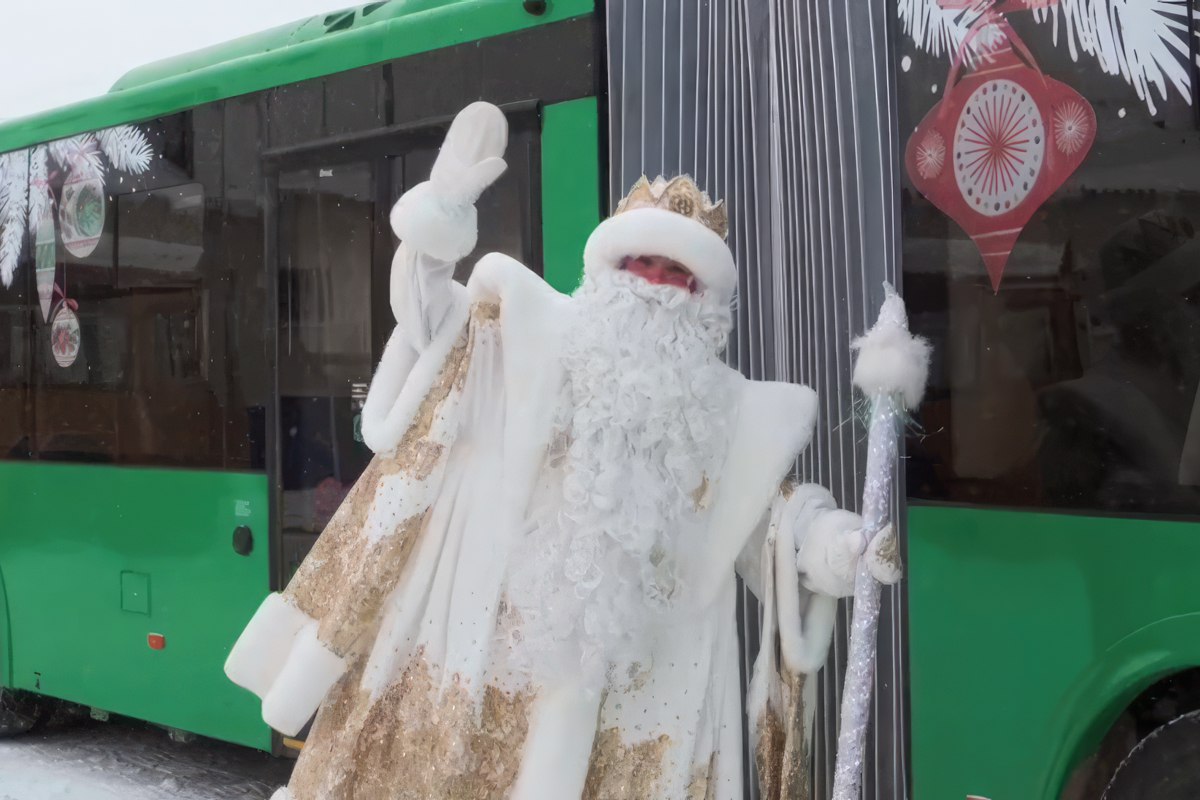 На маршрут 64 в Челябинске вышли два новых автобуса гармошки   gubernia74 ru articles society 1137857 В Челябинске пополнился парк общественного транспорта на маршрут 64 вышли два новых автобуса гармошки особо большого класса Ключи водителям торжественно вручил директор МУП Служба организации движения Валерий Кочетков   t me chgub