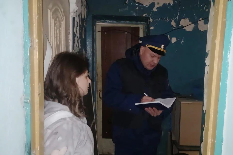 Пол осени прошло а тепла нет в Челябинской области срыв отопительного сезона обернулся уголовным делом В Челябинской области возбудили уголовное дело из за срыва отопительного сезона Без обогрева остаются жители села Коелга в Еткульском районе С 1 сентября по 15 октября неустановленные сотрудники теплоснабжающей организации не обеспечили подачу отопления в жилые дома и социальные объекты тем самым создали реальную угрозу безопасности жизни и здоровья жителей сообщили в СУ Следственного комитета по Челябинской области В СК потребовали у главы района исправить ситуацию Кроме того следователи с термометрами в руках навестили несколько квартир и социальных учреждений опросили жителей села Подписаться на chelkp