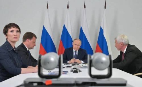 На Дальнем Востоке создадут центр архитектуры и градостроительства Соответствующее поручение Владимир Путин дал по итогам своей поездки в Магадан Организация займется повышением на территориях Дальнего Востока качества градостроительной деятельности Новая структура должна быть создана до 1 июля 2026 года ответственным назначен председатель правительства Михаил Мишустин Подписывайтесь на РБК Восток