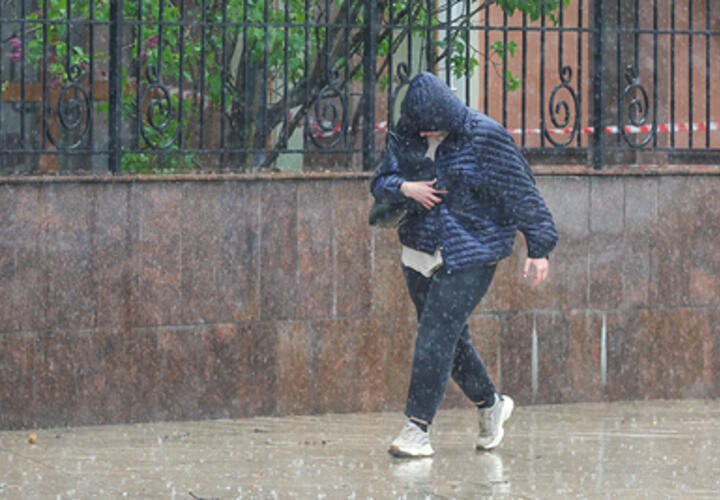 Сильная буря надвигается на Кубань и будет бушевать три дня Синоптики прогнозируют сильные дожди с грозой и градом В Краснодарском крае объявили штормовое предупреждение по непогоде. В ближайшие три дня регион накроет буря. Будет идти сильный дождь с грозой и градом, сообщаю в МЧС по краю. – 27, 28 и 29 мая ожидается комплекс метеорологических явлений: сильный дождь, ливень в сочетании с грозой, градом и сильным ветром с порывами 20 м/с, – предупреждают синоптики. Shatokhina Natalia/Global Look Press Подписаться Буст