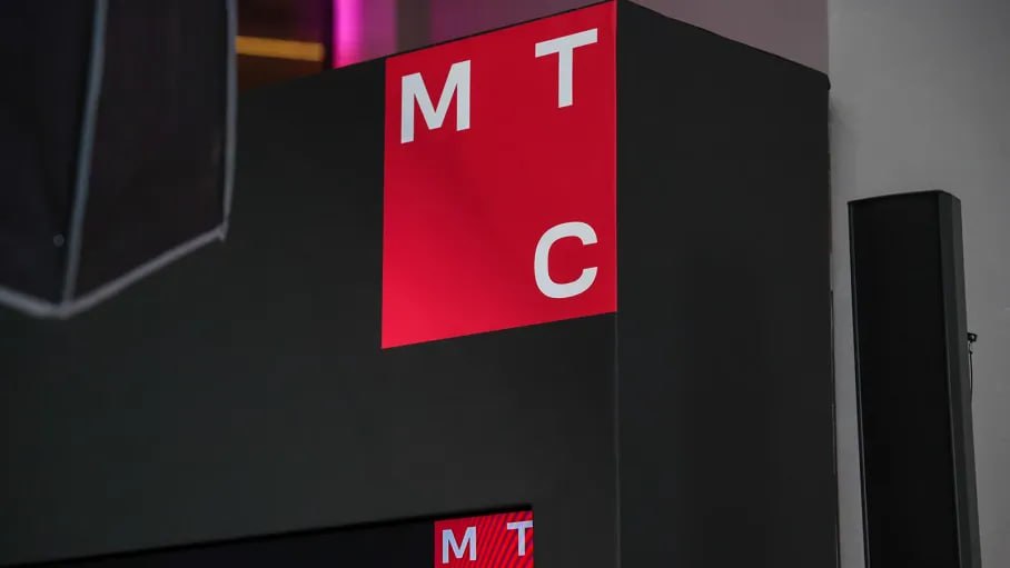 Большие данные для большого бизнеса  МТС Web Services  MWS , объявила о запуске своей платформы для работы с большими данными, MWS Data, ориентированной на крупный и средний бизнес. Анонсированная гендиректором MWS Павлом Ворониным на ПМЭФ, платформа теперь доступна внешнему рынку.  MWS Data представляет собой комплекс инструментов для хранения, обработки, визуализации, контроля качества и безопасности данных. Решение позволяет одновременно управлять данными, полученными в режиме реального времени, и историческими массивами.  По словам представителей MWS, использование платформы позволит компаниям сократить время обработки информации с дней до секунд, повысить точность прогнозных моделей, а также снизить расходы на хранение данных на 40%.    Новая платформа объединяет преимущества хранилищ и озёр данных в единую систему, позволяя хранить и обрабатывать различные типы информации, включая:    Данные о продажах и заказах.    Спрос на товары и логистику.    Сведения о платежах и предоставляемых услугах.    Состояние оборудования.  Помимо этого, в платформе есть ИИ-агенты на базе MWS GPT. В качестве примеров MWS приводит ИИ-агентов для автоматизации наполнения каталога данных и агента для анализа данных по запросу от пользователя на естественном языке.  Павел Воронин отметил, что MWS Data, ранее использовавшаяся для внутренних нужд МТС, помогла увеличить точность рекомендаций более чем на 20%   ™  СофтТех