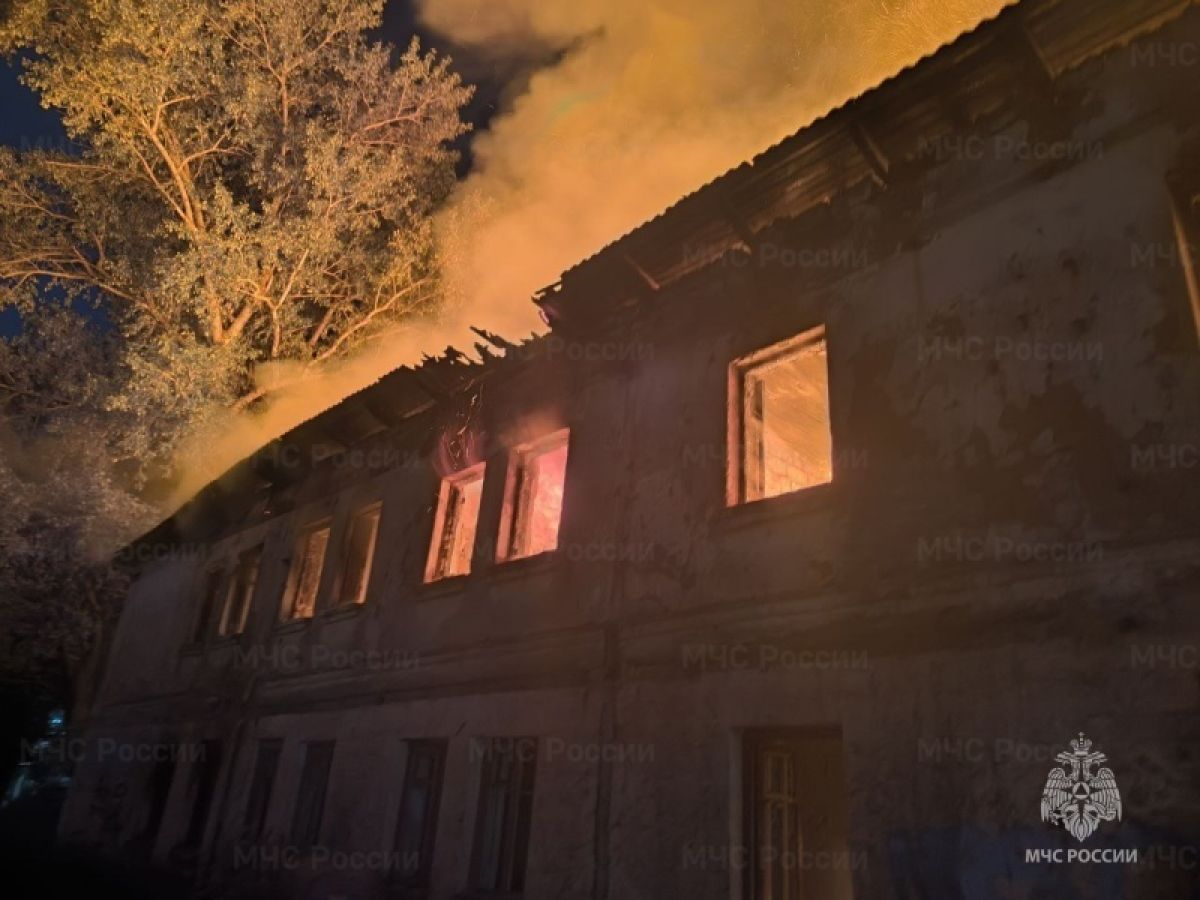 Ночью на "Бетонке" сгорела двухэтажка Минувшей ночью в Бетонном переулке пылала аварийная двухэтажка. К счастью, в настоящее время она уже расселена. ↗ Прислать новость Подписаться