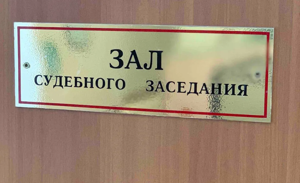 Суд вернул жительнице Перми квартиру которую она продала под влиянием мошенников В Перми краевой суд рассмотрел дело о квартире которую женщина продала под влиянием мошенников Они убедили ее в необходимости получить займы в банках продать квартиру а деньги перевести на безопасные счета Сумма продажи квартиры составила 1 8 миллионов рублей Позже женщина обратилась в суд со встречным иском выступил и покупатель квартиры Судебная психологическая экспертиза подтвердила что женщина в момент совершения сделки не могла понимать значения своих действий из за внешнего давления Суд принял решение признать договор купли продажи недействительным деньги за квартиру женщина должна вернуть покупателю