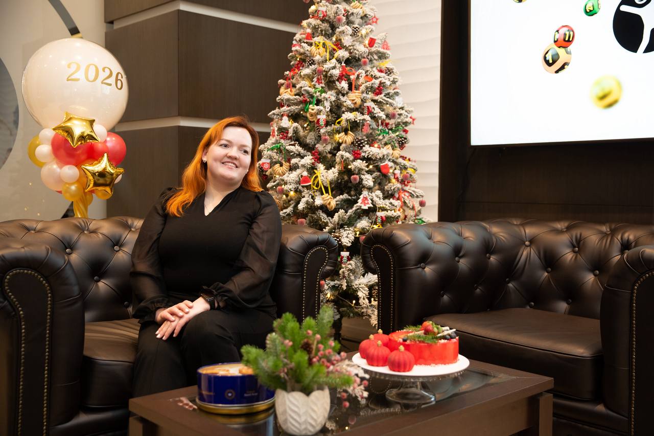 Мультимиллионерша выигравшая в лотерее рассказала как ей это удалось Молодая мама педагог психолог из небольшого поселка Наталья выиграла 333 333 333 рубля Сейчас она находится в отпуске по уходу за двухлетним сыном По ее словам в ее семье участие в лотереях это новогодняя традиция В игровых полях билетов которые она выбрала присутствовали восьмерки Цифра восемь для семьи женщины счастливая это дата дня рождения Наталии ее сына и мамы 25 го числа 25 го года в этот интересный по дате день у меня было предчувствие что я выиграю большую сумму К тому же у меня легкая рука все что ни посажу в землю всегда всходит очень быстро Думаю в день когда я приобрела билеты сошлось все и интересная дата и предчувствие и легкая рука рассказывает Наталия Наталия планирует потратить деньги на благотворительную помощь купить квартиру машину а также осуществить главную мечту финансово помочь маме   Подпишись на КП Екатеринбург Мы в Max