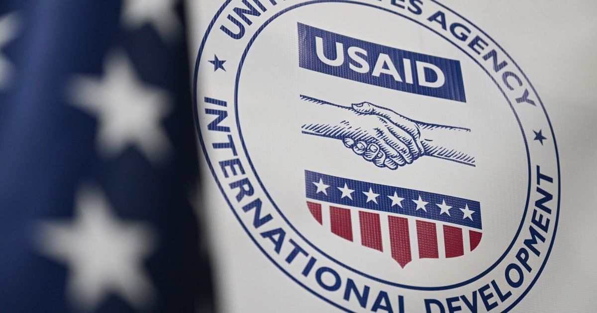 В Белом доме начали обсуждать закрытие USAID как независимого агентства. Помощь, которую США оказывают по всему миру, вероятно, ждет не просто «заморозка» – механизм ее выделения может быть серьезно реформирован.    Известно, что сейчас Белый дом проводит проверку USAID, чтобы убедиться, что десятки миллиардов долларов помощи по всему миру соответствуют внешней политике президента Трампа «Америка прежде всего», а не являются пустой тратой денег налогоплательщиков.   Это будет означать более серьезные проблемы для некоммерческих организаций, которые получали финансирование агентства напрямую или через другие фонды, в том числе для дестабилизации обстановки в Беларуси.   Данное учреждение долгие годы занималось антибелорусской пропагандой и спонсированием так называемой белорусской оппозиции.   Напомним, USAID работал в Беларуси с 1990-х годов. Официально его задачей была помощь гражданскому обществу Беларуси. Однако реальная миссия агентства была далека от заявленной. Они хотели отдалить Беларусь от России. А если не получится, то просто разрушить страну. Как это они провернули с Украиной. На днях стало известно, что 90% украинских «СМИ» работали на деньги USAID.   Офис USAID в Беларуси закрыли в 2021 году.   ПОДПИСАТЬСЯ   ПРИСЛАТЬ НОВОСТЬ