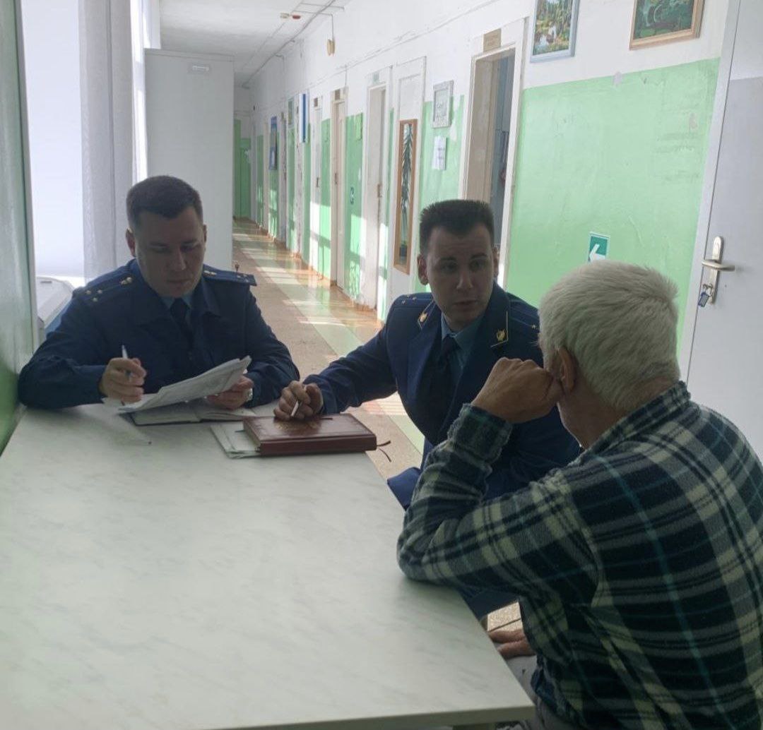 Директор психоневрологического интерната в Биробиджане заставлял пациентов строить ему дачу. Прокуратура направила в суд уголовное дело о превышении должностных полномочий, сообщило регионально ведомство. По версии следствия, в период с 2023 по 2024 годы руководитель интерната привлекал проживающих там пациентов к строительству и обустройству его личной дачи. При этом обвиняемый знал, что подопечные учреждения признаны недееспособными и страдают психическими заболеваниями, находятся в беспомощном состоянии, не понимают характер и значение совершаемых с ними действий.