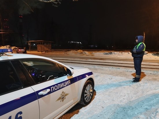 В Челнах после погони с перестрелкой задержали пьяного водителя Mercedes  В минувшую пятницу инспекторы ДПС заметили Mercedes-Benz, который странно маневрировал по дороге. Требование остановиться водитель проигнорировал и попытался скрыться, увеличив скорость.  Полицейские немедленно начали погоню. Водитель нарушал все возможные правила: проезжал на красный свет и выезжал на встречную полосу, создавая опасность для окружающих. Стражи порядка применили оружие, сделав сначала предупредительные выстрелы, а затем поразив колеса машины. Водителем оказался 30-летний мужчина из Муслюмовского района. Он был пьян – алкотестер показал 0,729 мг/л алкоголя. Против него составлено 16 протоколов, включая управление в нетрезвом виде, превышение тонировки, проезд на красный и другие серьезные нарушения.   Подпишитесь: