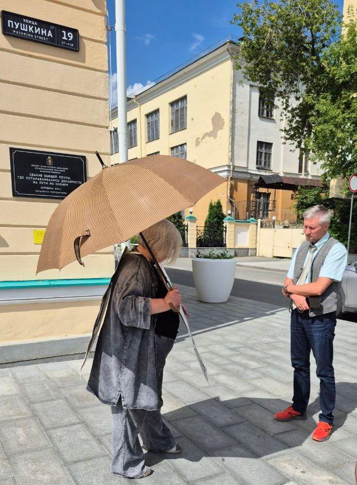В Екатеринбурге прошёл пикет против сноса здания конструктивистской архитектуры  Активистка Екатерина Сосунова, представительница свердловского отделения ВООПИиК, вышла к резиденции губернатора с требованием сохранить здание бывшего общежития ДОСААФ на улице Воеводина. Об этом сообщило издание «Вечерние ведомости».  К пикетчице вышел представитель омбудсмена Татьяны Мерзляковой и пообещал разобраться в ситуации. Врио губернатора Денис Паслер пока не прокомментировал ситуацию, несмотря на обращения общественников.    Сейчас приказ об исключении здания из списка объектов культурного наследия проходит антикоррупционную экспертизу. ВООПИиК утверждает, что власти проигнорировали положительное заключение, заказанное обществом, и приняли во внимание только экспертизу застройщика.  По словам депутата гордумы Константина Киселёва, новый владелец здания якобы не планирует его сносить, но застройщик публично пока ничего не заявил.  #екатеринбург  Подписаться   Помочь RusNews