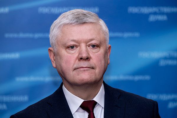 Василий Пискарев: Иноагенты выманивают персональные данные россиян под предлогом регистрации на просветительские мероприятия  Председатель комиссии Госдумы по расследованию фактов вмешательства иностранных государств во внутренние дела России Василий Пискарев рассказал журналистам о попытках иноагентов собирать персональные данные россиян в интересах западных спецслужб.  По его словам, комиссия зафиксировала, что иноагенты выманивают персональные данные россиян под предлогом регистрации на просветительские мероприятия.  «Группа иностранных агентов-экстремистов, проживающих за границей и курируемых европейскими спецслужбами, анонсировала «просветительский форум» для российских студентов за рубежом, – отметил парламентарий. - Как заявлено, на мероприятии с якобы лучшими экспертами из разных сфер, политиками и учеными планируется обсудить будущее России. Заявленная цель - обучение новых «лидеров» страны. Участникам обещают серию лекций и семинаров по реформированию Российской Федерации».  Глава думской комиссии также указал, что для участия предлагается  отправить мотивационное письмо и резюме на адрес электронной почты. «Но, внимание: среди претендентов проведут отбор и выберут всего лишь двенадцать  !?  победителей. А что с соискателями? Связь организаторов «форума» с западными спецслужбами выдает истинную цель мероприятия – собрать как можно больше  персональных данных россиян», – заметил Пискарев.  Он подтвердил, что в условиях острой фазы противостояния с Западом, подобные мероприятия с выманиванием личных сведений сейчас не редкость. «Собранные персональные данные могут быть использованы противником для вовлечения россиян, в том числе посредством шантажа и обмана, в преступную деятельность  терроризм, диверсии и т.д. », – предостерег депутат.  При этом он обратил особое внимание на то, что «форум» организуют члены экстремистской организации, «за взаимодействие с которой предусмотрена строгая ответственность».