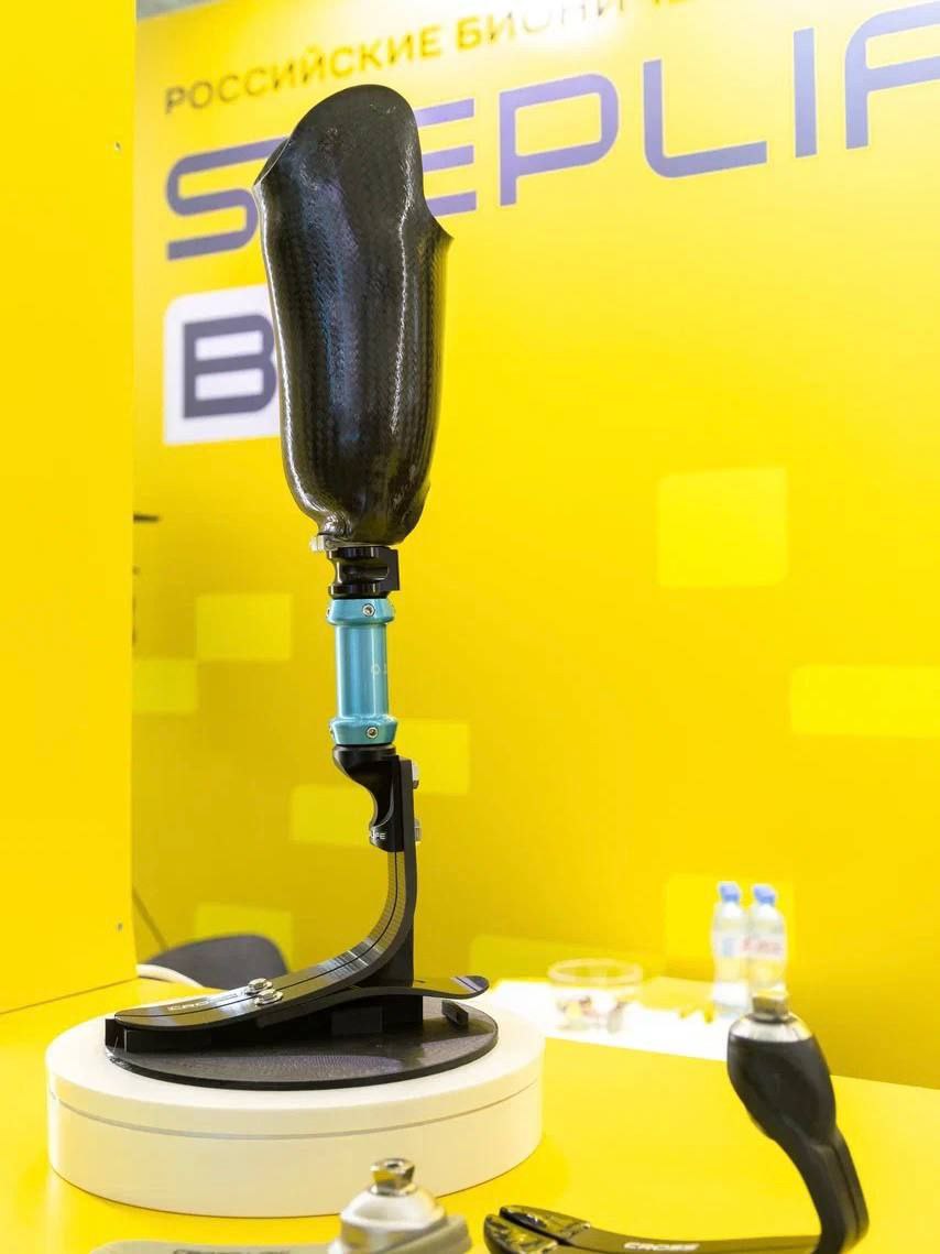 Российский производитель бионических протезов Steplife планирует выйти на IPO в течение четырех лет и привлечь 200 млн руб до конца 2025 года рассказали Ъ в компании Аналитики оценивают компанию примерно в 2 млрд руб и говорят о хороших шансах на получение инвестиций но отмечают что выход на биржу может потребовать дополнительных раундов для ускорения масштабирования из за замедления темпов роста рынка до 2029 года Ранее Ъ писал что темпы роста российского медтех рынка замедлились с 34 9 в первой половине 2024 года до 13 5 в этом году При этом Steplife была самой быстрорастущей компанией отрасли с ростом выручки на 127 2 до 314 3 млн руб год к году Steplife Сети меняются Мы следим Подписывайтесь
