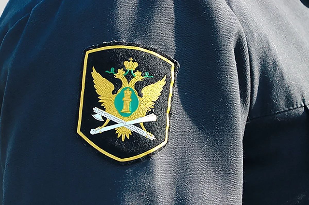 Пенсионерка потеряла сознание и рассекла руку на улице возле здания суда в Перми, сообщает ГУФССП региона. Инцидент случился в Орджоникидзевском районе краевой столицы. В один из дней сотрудник местного отдела ГУФССП Александр Софронов дежурил на объекте – одном из районных судов. Когда мужчина осматривал территорию через камеры видеонаблюдения, он заметил, что в здание суда неуверенной походкой зашла пожилая женщина. Судебный пристав вышел к женщине и увидел, что ей плохо – на голове у пенсионерки была гематома, а на руке рваная рана. Как оказалось, пермячка потеряла сознание на улице и упала на землю. За помощью она решила обратиться в ближайшее государственное учреждение. Александр откликнулся на беду женщины. «Женщину отвели в здание суда, успокоили и налили воды. Работник органа принудительного исполнения остановил кровотечение от полученной травмы, перебинтовал руку пострадавшей и связался с экстренной службой медиков», – рассказывает ГУФССП по Пермскому краю. На место прибыла бригада скорой медицинской помощи, которая доставила женщину в больницу для обследования. Источник ЧП Пермь Прислать новость