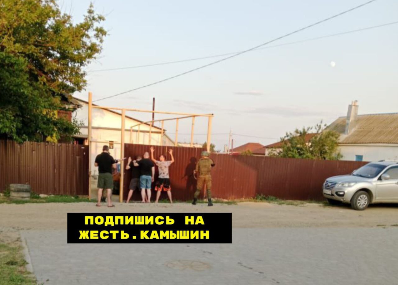 Военнослужащего, сбежавшего из воинской части, разыскивают в Волгоградской области 8 июня из воинской части в Камышинском районе сбежал контрактник, сообщают местные жители. Силовики пока никак не комментируют эти сообщения. При этом в социальных сетях публикуется информация, что военнослужащий якобы мог быть вооружен и даже ранил двоих гражданских. Сообщается также, что контрактник может передвигаться на автомобиле. Подписаться