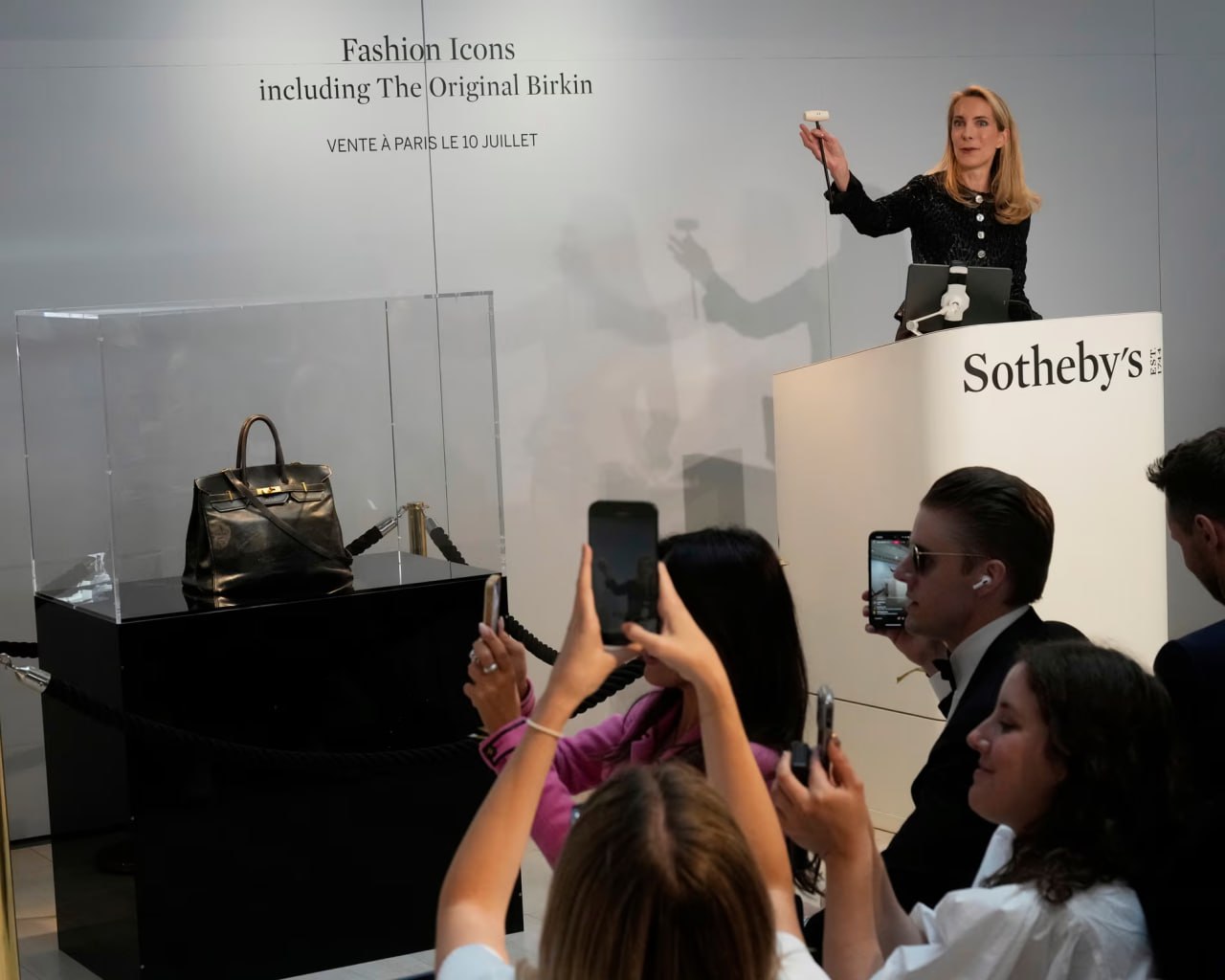 Первая сумка Birkin ушла с молотка за рекордные 10 млн долларов Речь идёт об аксессуаре, созданном французским брендом Hermes для актрисы Джейн Биркин. «Только что продали, спустя 10 минут горячих торгов. Она стала самой дорогой сумкой из когда-либо уходивших с молотка», — говорится в публикации аукционного дома Sotheby s в соцсети Х. Модный дом Hermes разработал сумку для Джейн Биркин и назвал аксессуар в честь актрисы в 1984 году. Подпишись на «Говорит Москва»