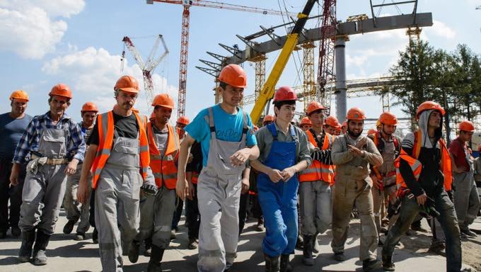 МВД Трудовых мигрантов в Беларуси стало больше но и криминалитета тоже За девять месяцев этого года число прибывших на работу в Беларусь иностранцев выросло в 1 5 раза При этом на 17 выросло число совершенных с их участием и учтенных преступлений Всего по словам чиновника за девять месяцев в Беларуси трудоустроилось 32 тыс иностранцев тогда как в аналогичном периоде прошлого года их было 21 тыс человек Есть приток нелегальной миграции на восточном пограничном маршруте В 2024 году органами МВД Беларуси было выявлено на нем около 2 5 тыс нелегалов