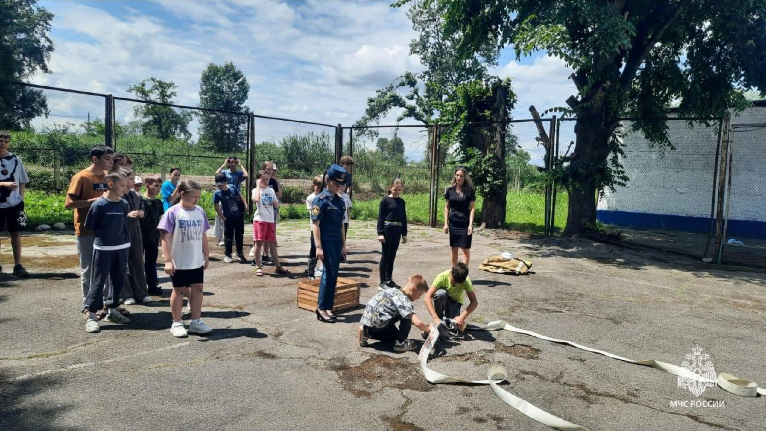 В детском лагере «Розовый Фламинго» проведены занятия с отдыхающими детьми. Мероприятие организовали сотрудники МЧС России совместно с представителями республиканской противопожарно-спасательной службы. Представители чрезвычайного рассказали ребятам о последствиях детской шалости и неосторожного обращения с огнем, правилах поведения при возникновении пожара. МЧС Кабардино-Балкарии