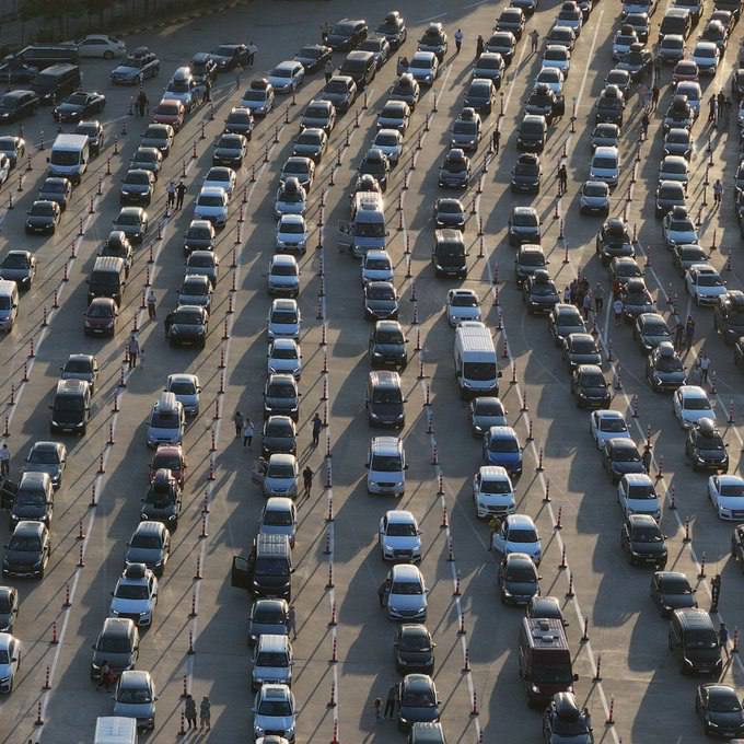 С изменением закона теперь запрещено покидать страну на автомобилях с иностранными номерами, если не оплачены штрафы и платные дороги.  • Зарубежные турки образовали длинные очереди на пунктах оплаты.