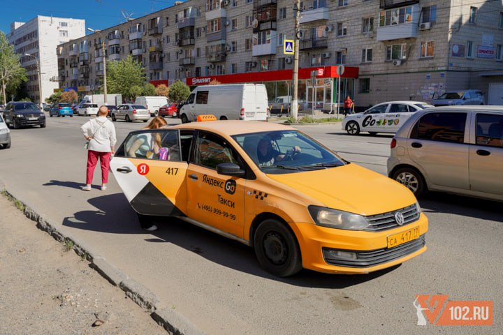 Володин предложил оттестировать в Волгоградской области иностранных таксистов  Председатель Госдумы Вячеслав Володин посоветовал регионам усилить контроль за мигрантами, работающими в сфере доставки и общественного транспорта. В качестве примера спикер привёл ограничения, введённые недавно в Санкт-Петербурге, а также действующие уже несколько месяцев в Волгоградской области и ещё в 31 субъекте РФ.  Одновременно руководитель обратил внимание, что местные власти имеют право не только вводить частичный или полный запрет на работу иностранцев, но и проводить дополнительную аттестацию таких специалистов.  - У регионов есть право ввести обязательную аттестацию курьеров и таксистов с проверкой уровня владения русским языком и знаний правил общественного поведения, - подчеркнул Вячеслав Володин.