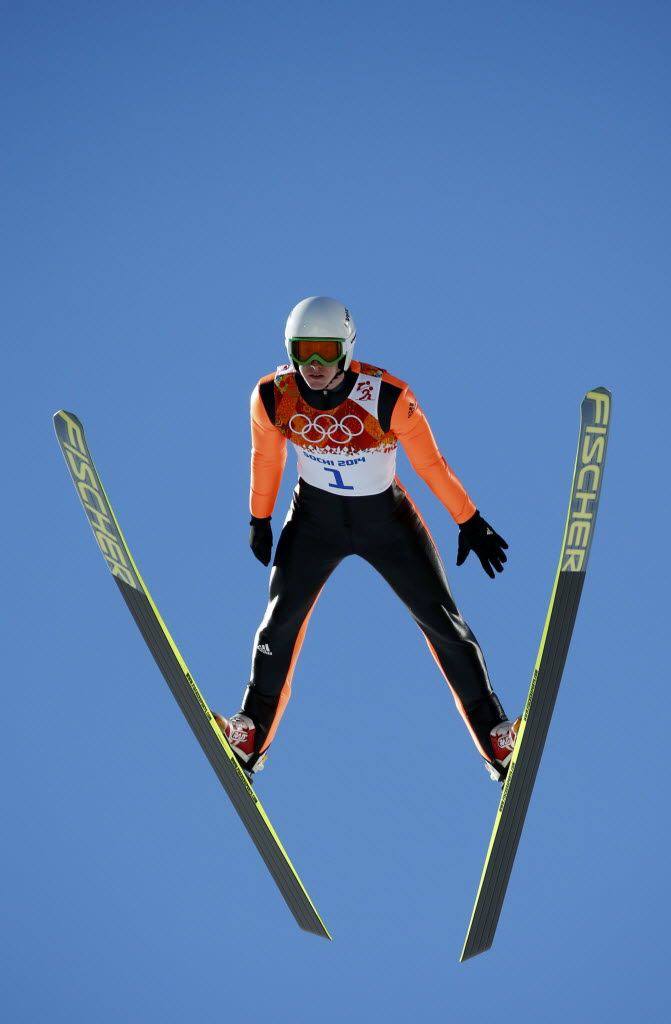 Прыгуны с трамплина на Олимпиаде увеличивали член гиалуронкой ради лучших результатов пишут СМИ Всемирное антидопинговое агентство заявило о готовности начать расследование при наличии доказательств Сообщается что большой пенис помогает удлинить прыжки сразу на несколько метров Прибавка даже двух сантиметров к площади костюма способна снизить сопротивление воздуха и увеличить подъёмную силу По слухам именно такие процедуры могли способствовать установлению нескольких мировых рекордов banki oil