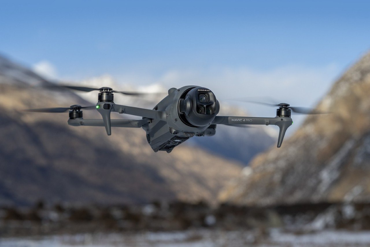 Царь во дворца: DJI выкатила флагманский дрон Mavic 4 Pro Новинка получила уникальную систему камер с вращением на 360 градусов, съёмку в 6K и отслеживание маршрутов при помощи лидаров. Уже в продаже по цене в 2099 евро ~188 000 рублей . rozetked.me/news/39178