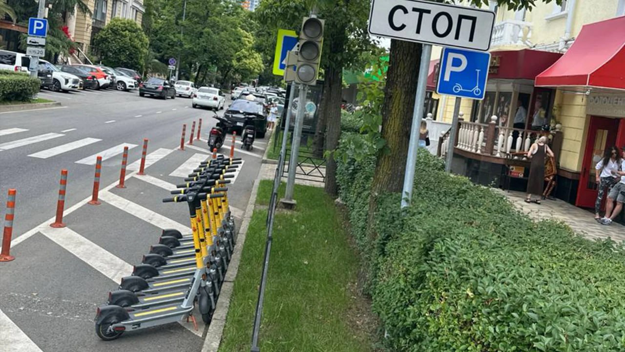 Сочи первым в России запустил специальные парковки для электросамокатов. Новые площадки расположены в расширениях проезжей части, отделены защитными конусами и имеют удобный выход на тротуар.  Особенность системы — невозможность завершить аренду вне обозначенной зоны благодаря технологиям прокатных приложений. Пилотный проект пока охватывает пять центральных улиц Сочи: Кооперативную, Воровского, Роз, Несебрскую и Конституции СССР.  На месте одного автомобильного парковочного кармана теперь могут разместиться до десяти электросамокатов.    Подписаться   Прислать новость